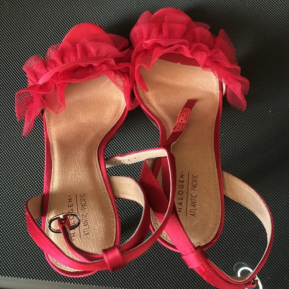 Red high heels - Picture 3 of 6